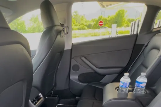 voiture vtc garee devant l' aeroport de valence oui